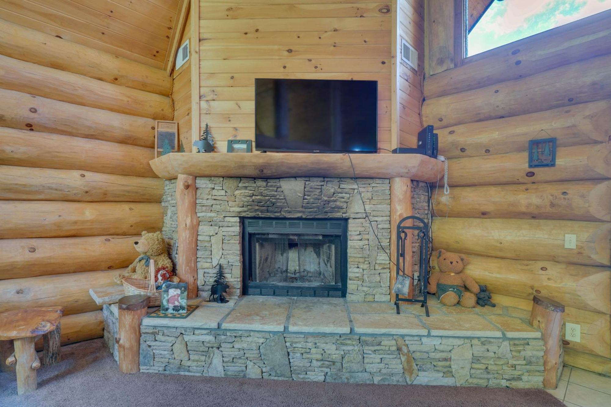 Gatlinburg Cabin With Hot Tub About 11 Miles To Downtown Exterior foto